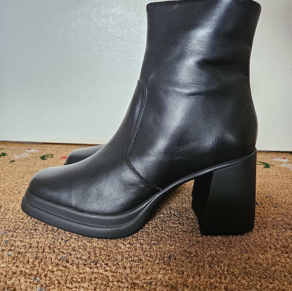 Parma Black Leather boots with platform heel